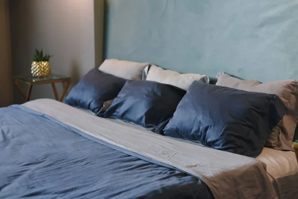モダンなベッドルームのインテリアでダークブルーの寝具 — ストック写真