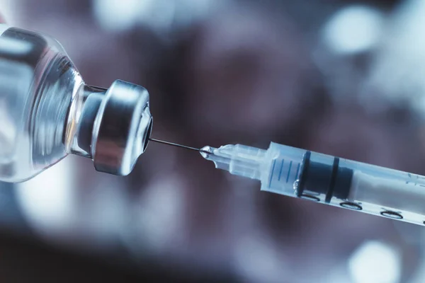 注射器从氨水中提取疫苗 头孢病毒和流感的治疗 特写镜头 — 图库照片