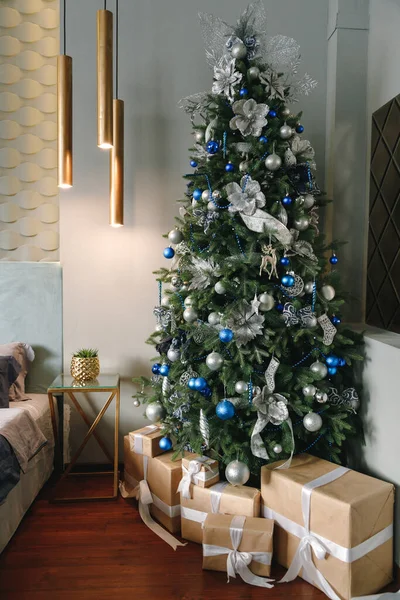 圣诞及新年装饰室内 设有礼品及圣诞树 — 图库照片