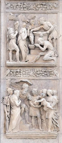 イタリアボローニャのサン ペトロニオ大聖堂の左ドア アルフォンソ ロンバルディによるレベッカアップとモーゼスの物語 — ストック写真