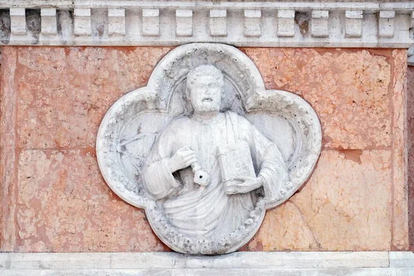 圣彼得 Giovanni Riguzzo在意大利博洛尼亚圣彼得罗尼奥大教堂立面的浮雕 — 图库照片