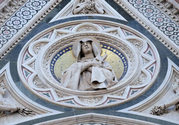 Panna Maria Bolestná Podporovaná Anděly Nesoucími Květiny Portál Cattedrale Santa — Stock fotografie