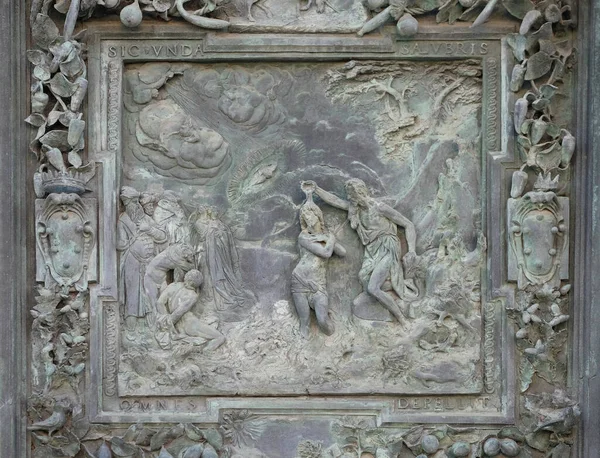 耶稣基督的洗礼 Jesus Christ Baptism 是詹博洛尼亚学校的雕塑作品 位于意大利比萨的圣母玛利亚主教座堂左门板上 — 图库照片