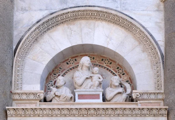 Virgen María Con Niño Jesús Luneta Sobre Puerta Torre Inclinada — Foto de Stock