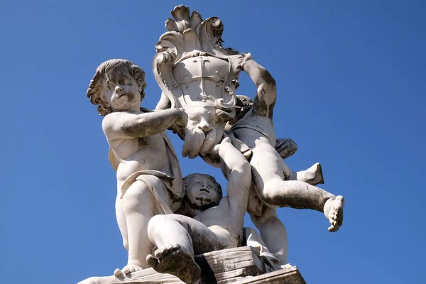 意大利比萨的Fontana Dei Putti与天使一起住在米拉科利广场 — 图库照片