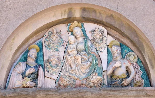 Vergine Maria Con Gesù Bambino Santi Sul Portale Della Chiesa — Foto Stock