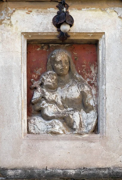 이탈리아 로마의한 정면에 예수와 동정녀 마리아의 — 스톡 사진