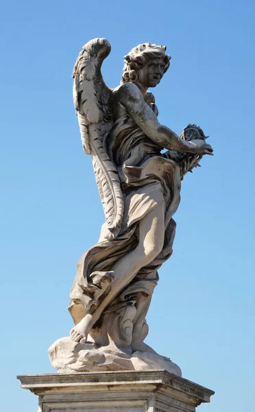 ジャン ロレンツォ ベルニーニによるとげの冠を持つ天使の像 ローマのサンタンジェロ池 イタリア — ストック写真