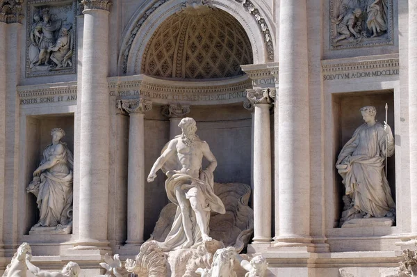 ローマのトレビの泉の主な像 フォンタナ トレヴィは イタリアのローマで最も有名なランドマークの1つです — ストック写真
