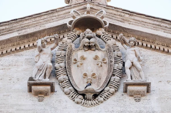 キエーザ ルイジ フランチェスコのファサードにフランスのコート アームズ フランス ローマ イタリアのセントルイス教会 — ストック写真