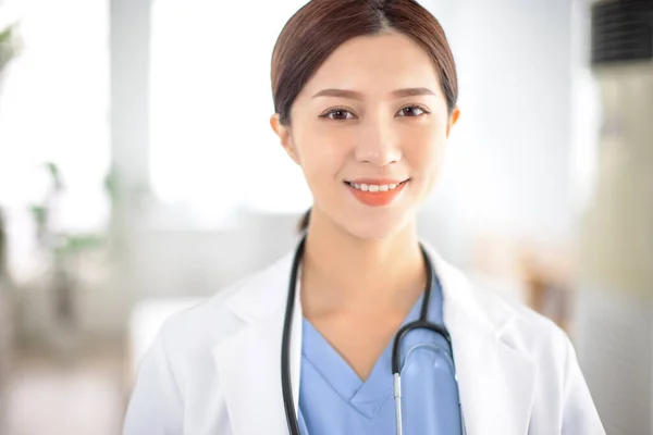 Retrato Uma Bela Jovem Médica Hospital — Fotografia de Stock