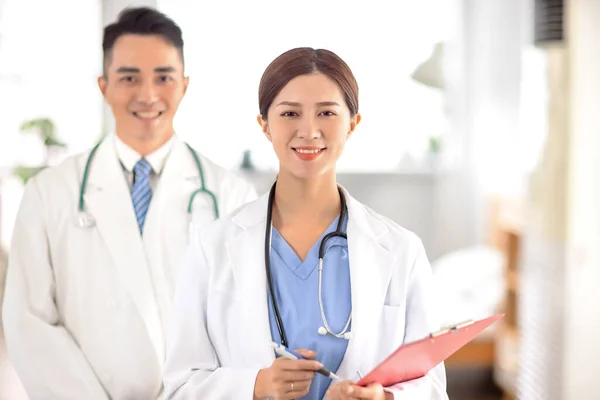 Retrato Médico Sonriente Una Enfermera Pie Con Los Brazos Cruzados —  Fotos de Stock