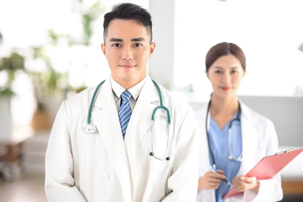 Retrato Uma Jovem Médica Enfermeira Com Braços Cruzados Hospital — Fotografia de Stock