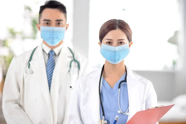 Zwei Ärzte Mit Schutzmaske Krankenhaus — Stockfoto