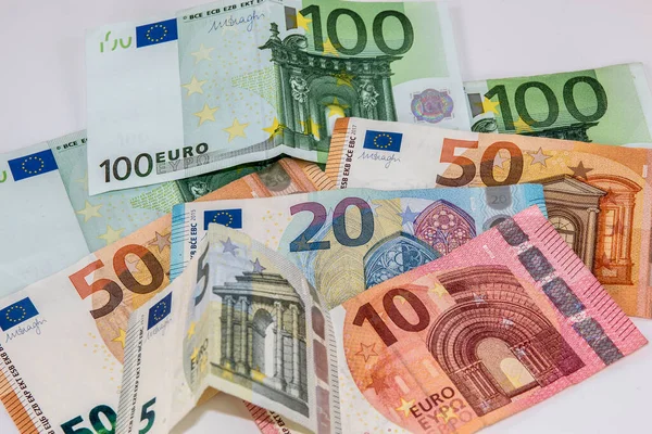 白い背景のユーロ紙幣とお金 — ストック写真