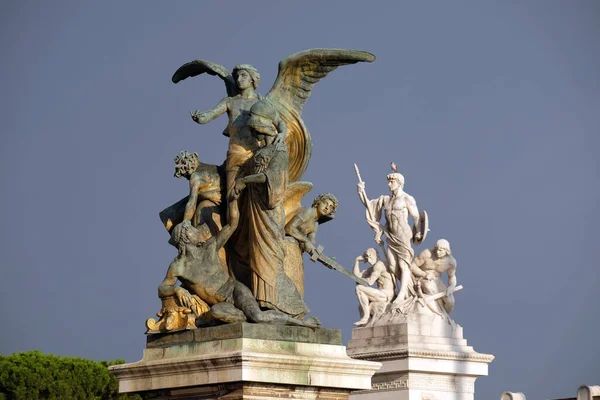 Statyer Tanke Och Styrka Monumentet Victor Emmanuel Venedigtorget Rom Italien — Stockfoto