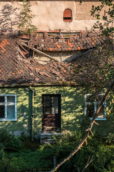 Telhado Quebrado Uma Casa Velha Perto Parede Cidade — Fotografia de Stock