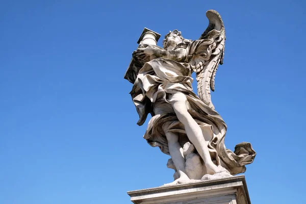 イタリア ローマのAntonio Raggi Ponte Sant Angeloのコラムを持つ天使の像 — ストック写真