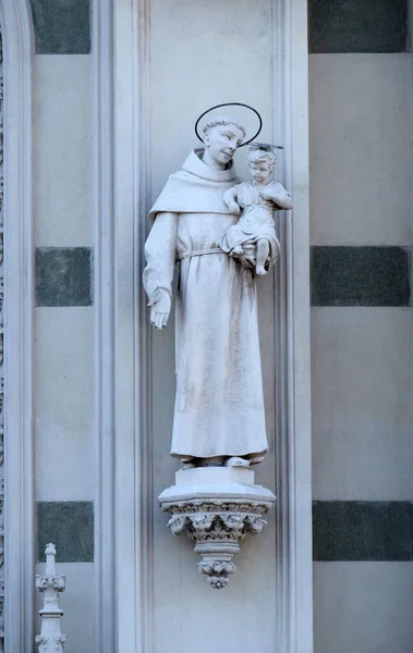 Socha Svatého Antonína Padovy Fasádě Kostela Sacro Cuore Del Suffragio — Stock fotografie