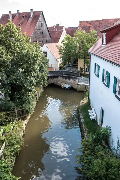 Samotny Mały Most Przez Rzekę Średniowiecznym Starym Mieście — Zdjęcie stockowe