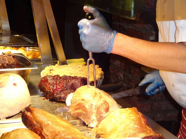Chef Kok Snijwerk Rosbief Ander Vlees Voor Lunch Diner Een — Stockfoto