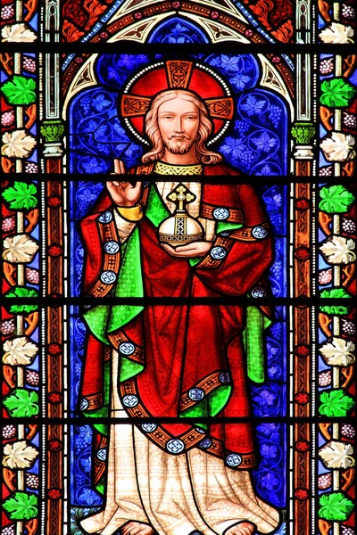 耶稣基督在一个中世纪的彩色玻璃窗板上的图像中显示 库存照片 — 图库照片