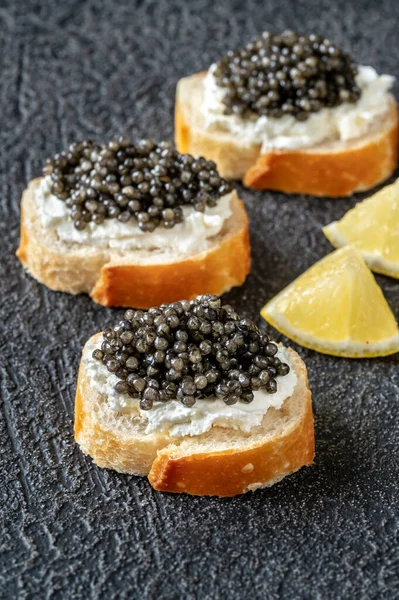 Caviar Negro Con Salmón Queso Sobre Fondo Madera — Foto de Stock