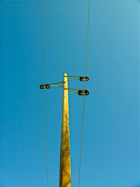 Câble Électrique Sur Fond Ciel Bleu — Photo