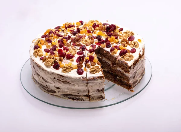 Beyaz Arka Planda Böğürtlenli Lezzetli Çikolatalı Pasta — Stok fotoğraf