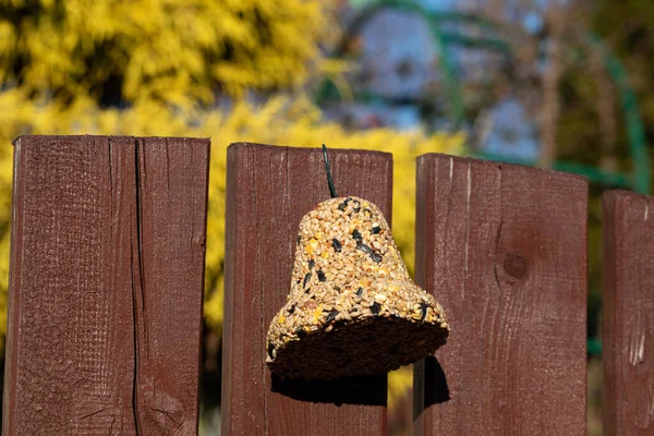 Zvonek Různých Zrn Pochoutka Pro Všechny Ptáky Zahradě — Stock fotografie