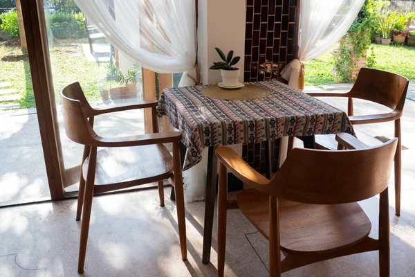 테이블 의자가 아름다운 레스토랑 — 스톡 사진
