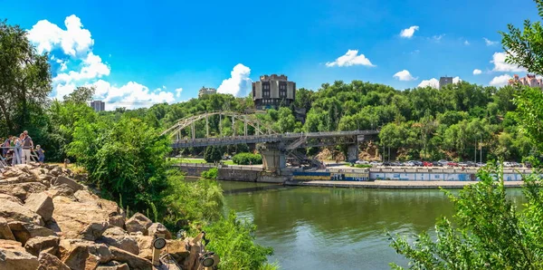 Dnipro Ukraina 2020 Most Dla Pieszych Wyspę Klasztorną Przez Rzekę — Zdjęcie stockowe