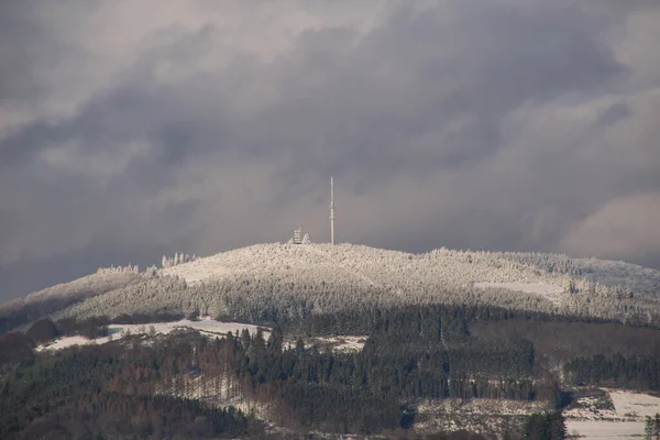 冬天去看位于德国罗萨奇比尔吉区的一座叫博勒贝格的山 — 图库照片