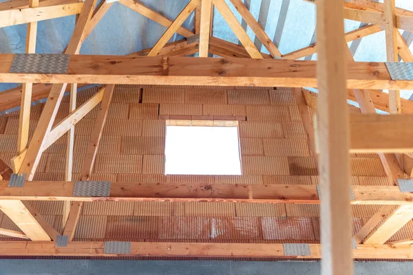 屋根と青空のある木造の家 — ストック写真