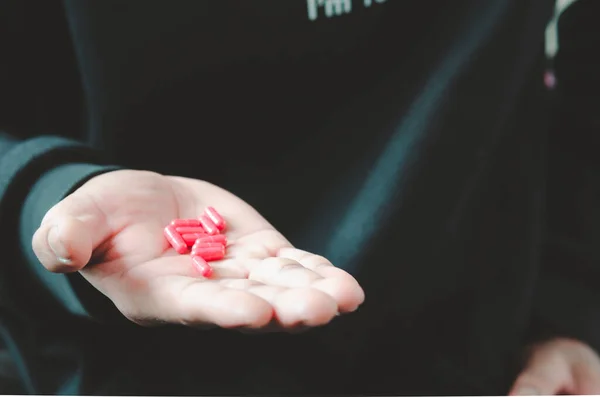 Primo Piano Una Mano Femminile Che Tiene Una Capsula Pillola — Foto Stock