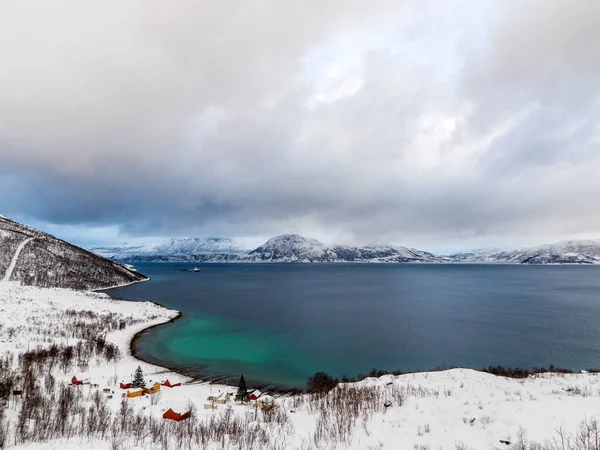 山の中の湖の美しい風景 — ストック写真