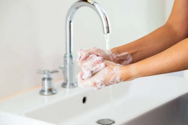 Vrouw Wassen Haar Handen Met Zeep Boven Wastafel Badkamer Van — Stockfoto