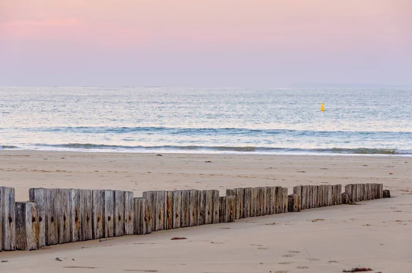 夕暮れ時の砂浜のフェンス オーストラリア ビクトリア州トーキー — ストック写真