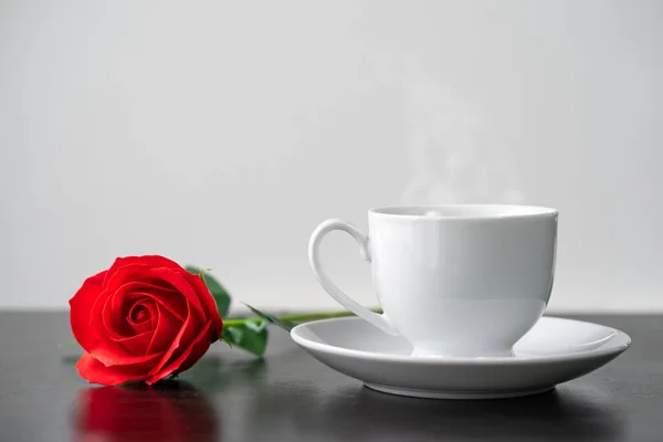 木製のテーブルエージェント白の背景に赤いバラとコーヒーカップ バレンタインコンセプト — ストック写真