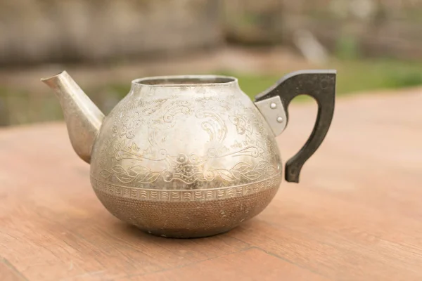 Kapağı Olmayan Eski Bir Metal Çaydanlık — Stok fotoğraf