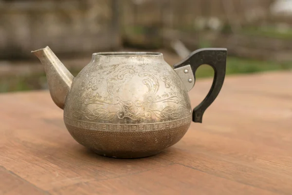 Kapağı Olmayan Eski Bir Metal Çaydanlık — Stok fotoğraf