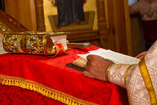 聖書をキリスト教の儀式で保持している司祭 キリスト教のお祝い — ストック写真