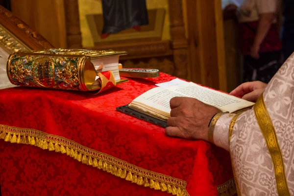 Priest Holding Bible Christian Ritual Christian Celebraton — Stock Photo, Image