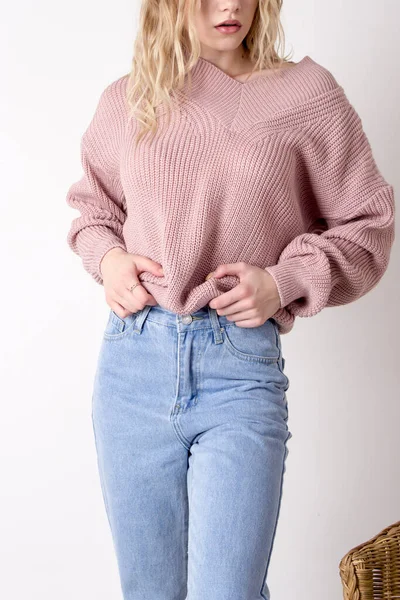 Photo Teenage Woman Posing High Waisted Blue Jeans Sweater Details — Stock Photo, Image