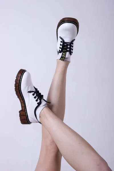 Kvinnliga Ben Sneakers Vit Bakgrund — Stockfoto