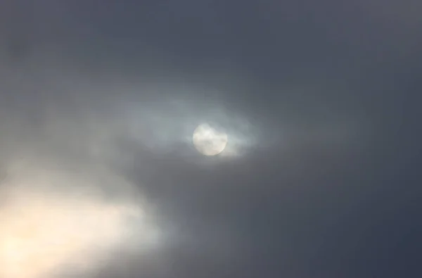 Bulutlu Havada Güneş Bulutların Arasından Doğuyor — Stok fotoğraf
