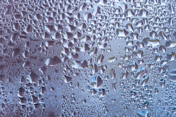 Bicchiere Bagnato Con Grandi Gocce Acqua Pioggia Colore Blu Sfondo — Foto Stock