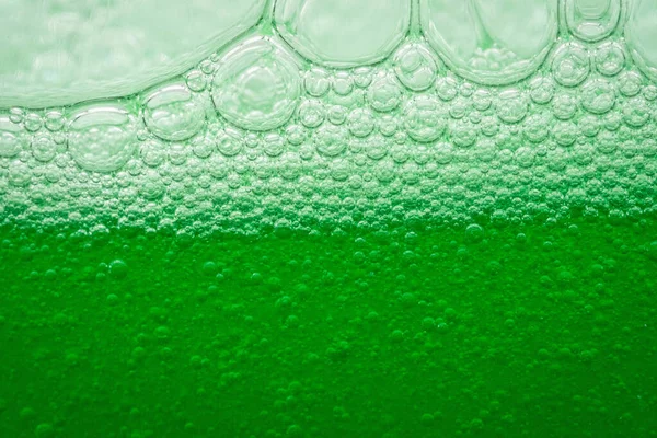 Grönt Glas Med Bubblor Vit Bakgrund — Stockfoto