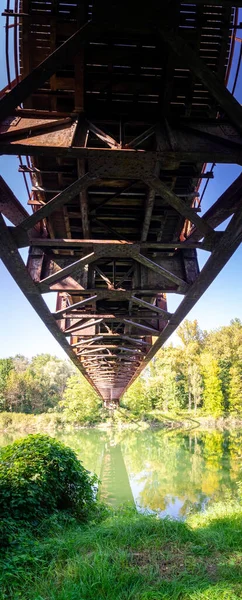 Παλιά Ξύλινη Γέφυρα Στο Πάρκο — Φωτογραφία Αρχείου