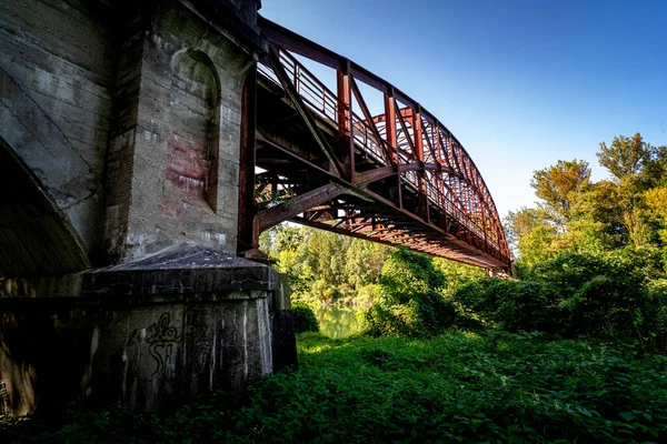 Vieux Pont Ferroviaire Abandonné Dans Ville Rivière — Photo